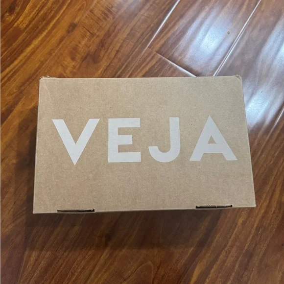 Veja Sneakers - Picture 6 of 7